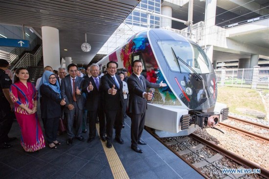 Malaysian Transport Minister Liow Tiong Lai (1st R) and guests pose for photos with the new KLIA Ekspres train at the Kuala Lumpur International Airport in Sepang, Malaysia, on March 13, 2018. (Xinhua/Zhu Wei)