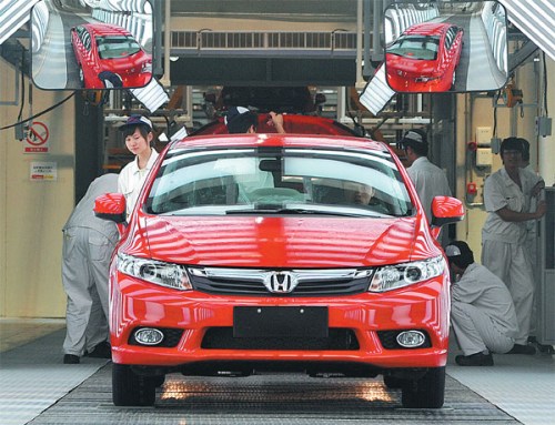 Workers check cars at a Dongfeng Honda production line in Wuhan, Hubei Province. (Photo provided to China Daily)