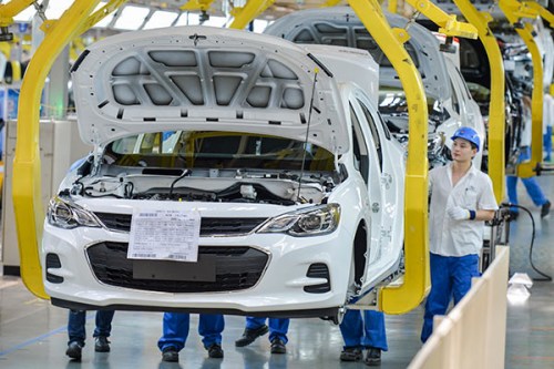 Technicians work on a car production line of a General Motors venture in Wuhan, capital of Hubei Province. (Photo provided to China Daily)
