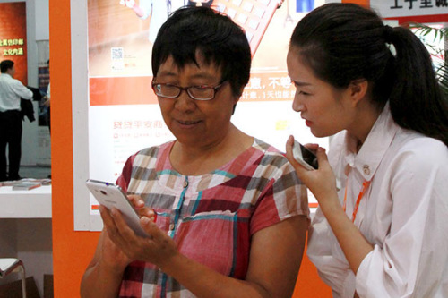 An employee of Ping An Bank addresses queries from a visitor at a finance exhibition in Haikou, Hainan Province. (Photo by Shi Yan/for China Daily)
