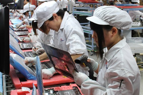 Technicians at work on a production line of Foxconn Industrial Internet Co in Chongqing Xiyong Comprehensive Bonded Zone. Foxconn received the regulatory approval for its planned IPO in just 36 days. (Photo provided to China Daily)