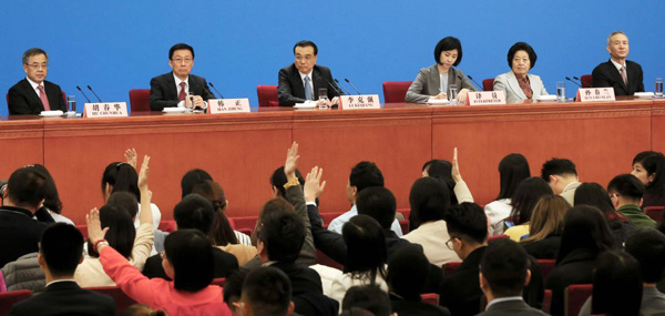 Premier Li Keqiang (center) and vice-premiers Han Zheng (2nd from left), Sun Chunlan (2nd from right), Hu Chunhua (left) and Liu He (right) attend a news conference after the conclusion of the first session of the 13th National Peoples Congress in Beijing on Tuesday. (Xu Jingxing /China Daily)