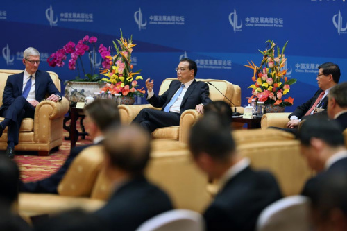 Premier Li Keqiang talks with foreign delegates at the China Development Forum 2018 in Beijing on Monday. (Photo/CHINA DAILY)