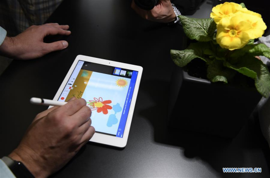 A customer experiences a new iPad in Chicago, the United States, on March 27, 2018. Apple on Tuesday introduced a new iPad with a digital pencil to draw and write plus greater performance in Chicago. (Xinhua/Xinhua)