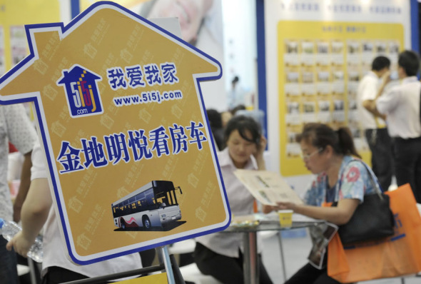 Customers check housing projects at a real estate exhibition in Nanjing, Jiangsu province. (Photo provided to China Daily)