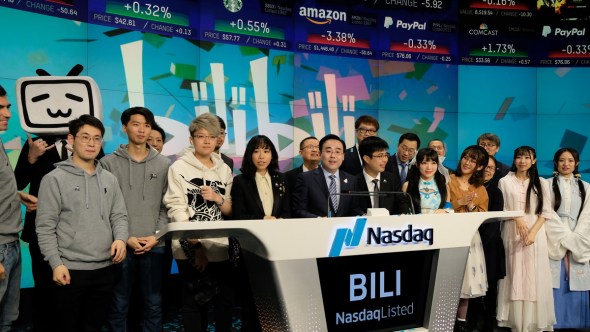 Chen Rui (center), chairman of Bilibili Inc, and his colleagues attend the company's stock trading debut on the Nasdaq in New York on Wednesday.(Photo/Xinhua)