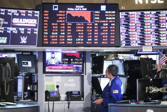 A trader watches a news report at the New York Stock Exchange in New York, the United States, on April 6, 2018. (Xinhua/Wang Ying)