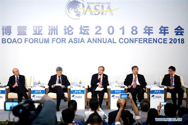 Zhou Wenzhong (C), secretary general of the Boao Forum for Asia (BFA), addresses a press conference of the BFA Annual Conference 2018 in Boao, south China's Hainan Province, April 8, 2018. (Xinhua/Xing Guangli)