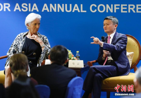 IMF Managing Director Christine Lagarde (L), and Jack Ma, founder and chairman of Alibaba Group, talk on the sidelines of the Boao Forum for Asia Annual Conference 2018 on April 9, 2018. （Photo/China News Service）