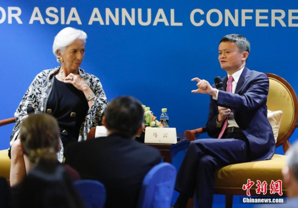 IMF Managing Director Christine Lagarde (L), and Jack Ma, founder and chairman of Alibaba Group, talk on the sidelines of the Boao Forum for Asia Annual Conference 2018 on April 9, 2018. Photo/China News Service