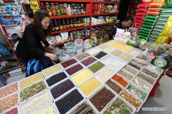 A grocer sells grains at a market in Nantong City of east China's Jiangsu Province, April 11, 2018. China's consumer price index (CPI), a main gauge of inflation, rose 2.1 percent year on year in March, down from 2.9 percent for February, according to data from the National Bureau of Statistics showed Wednesday. (Xinhua/Xu Congjun)