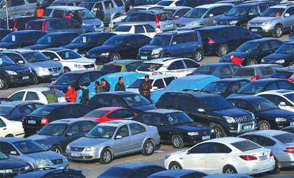 Customers choose vehicles at a used car market in Dalin, Liaoning province, where all used cars outside the province should pass a quality inspection. (Photo by Liu Debin/For China Daily)