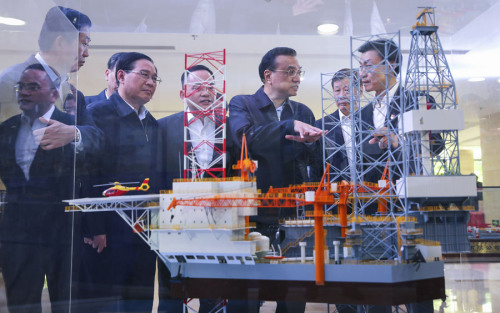 Premier Li Keqiang visits Shanghai Zhenhua Heavy Industries, China's leading port machinery builder, on April 10, 2018. (Photo/China Daily)
