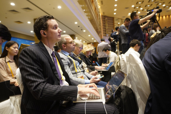 Foreign reporters attend the opening ceremony of Boao Forum in Boao, Hainan, on Tuesday. (Photo/Xinhua)