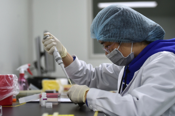 A scientist conducts tests for 1GENE, a genetic testing company in Hangzhou, Zhejiang province. (Photo/Xinhua)