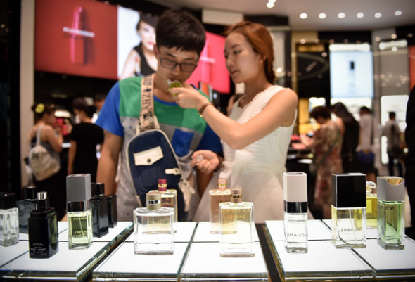 Tourists buy perfume at a duty-free shop in Sanya, Hainan province. (Photo/Xinhua)