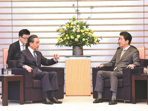 State Councilor and Foreign Minister Wang Yi meets with Japanese Prime Minister Shinzo Abe in Tokyo on Monday. (Photo/Xinhua)