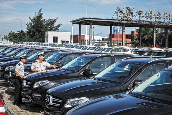 Vehicles await inspection at the import port of China Customs in Haikou, Hainan province. (Photo provided to China Daily)
