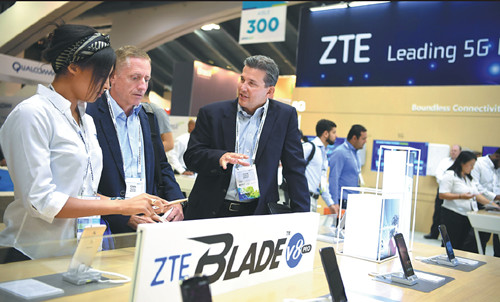 Visitors to the stand of Chinese telecom equipment maker ZTE Corp at an industry expo in San Francisco. (Photo/Xinhua)