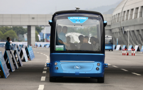 A self-driving bus undergoes a trial run during the Digital China Exhibition in Fuzhou, Fujian Province, on Sunday. (Photo by Zhu Xingxin/China Daily)