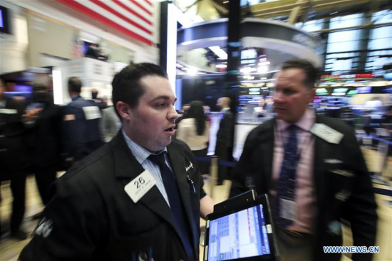 Traders work at the New York Stock Exchange in New York, the United States, April 24, 2018. U.S. stocks ended lower on Tuesday, giving up earlier gains, as investors were digesting a string of corporate earnings reports. The Dow Jones Industrial Average erased 424.56 points, or 1.74 percent, to 24,024.13. (Xinhua/Wang Ying)