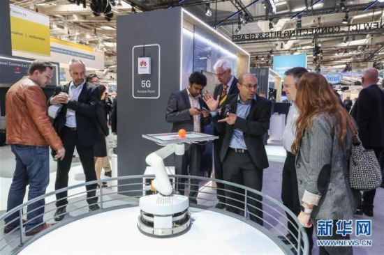 Visitors enjoy performances of 5G-controlled robot at the Huawei exhibition area at the Hannover Messe in Germany on April 24, 2018. [Photo: Xinhua]