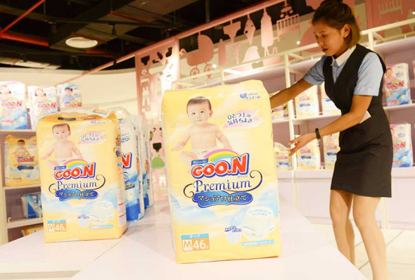 Wang Xi, 32, a white-collar worker in Xi'an, Shaanxi province, often takes her 3-year-old daughter to a recreation park in a shopping mall at weekends. (Zhang Tao/For China Daily)