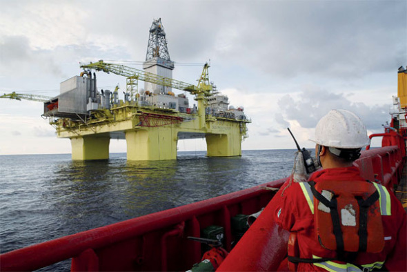A worker checks one of CNOOC's deep-water drilling platforms in the South China Sea. (Photo/Xinhua)