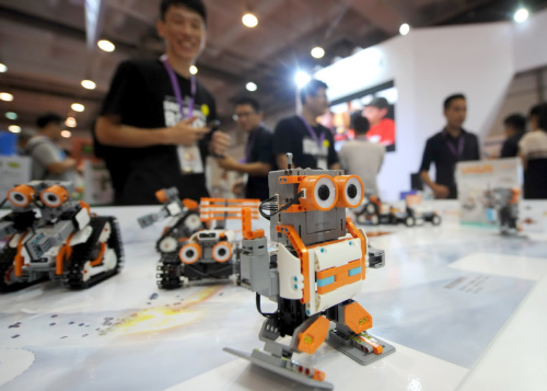 An intelligent robot, made by Shenzhen-headquartered UBTECH, attracts visitors at an industry expo in Qingdao, Shandong Province. (Photo by Wang Haibin/for China Daily\)