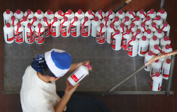 An employee works on a production line of Moutai, a brand name Chinese liquor distilled in Southwest China's Guizhou Province. (Photo by Da Shan/For China Daily)