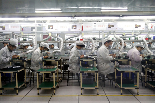 Employees of Foxconn Technology Group work at a production line of the company in Zhengzhou, capital of Henan province. (Photo provided to China Daily) Employees of Foxconn Technology Group work at a production line of the company in Zhengzhou, capital of Henan province. (Photo provided to China Daily)