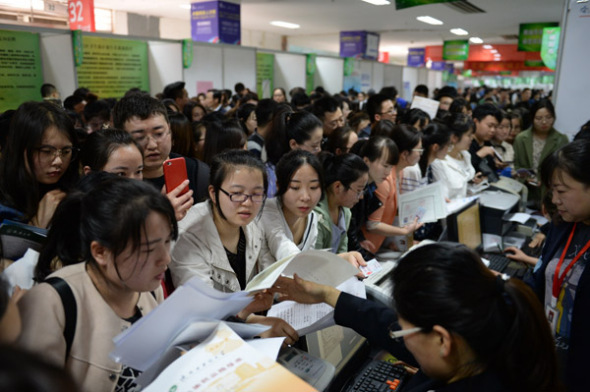  College students attend a job fair organized by Shaanxi medical institutions in Xi'an. （Photo/Xinhua）