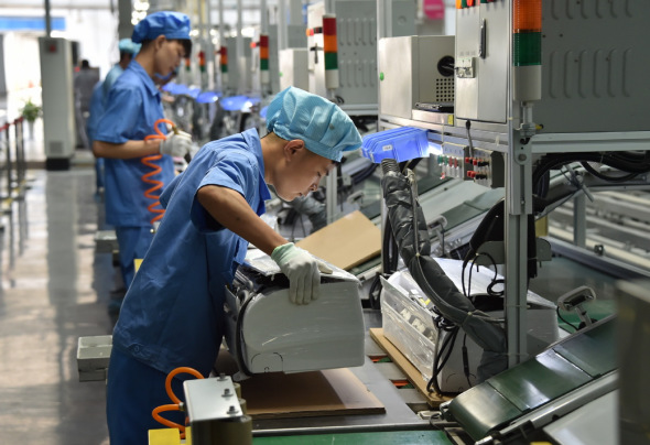 The production line of Chinese home appliance maker Haier in Qingdao, Shandong province. The company has developed an industrial internet platform, which can help SMEs customize products in factories. (Photo/Xinhua)
