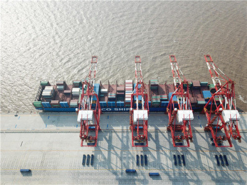 A view of the Yangshan Deep-Water Port, an automated cargo wharf, in Shanghai, April 9, 2018. (Photo/Xinhua)