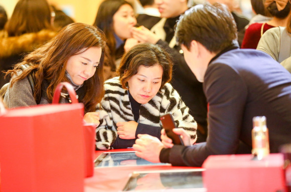 Shoppers choose goods at a department store in Shanghai. (Photo provided to China Daily)