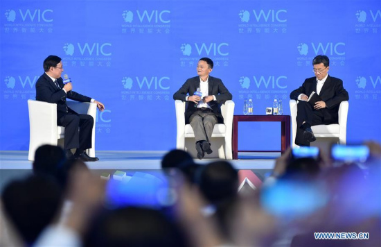 Jack Ma (C), founder and chairman of Chinese e-commerce giant Alibaba Group, and Huai Jinpeng (R), an academician of the Chinese Academy of Sciences, attend a forum during the 2nd World Intelligence Congress in Tianjin, north China, May 16, 2018. (Xinhua/Li Ran)