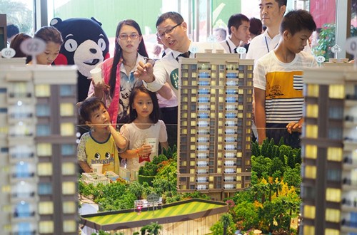 A property model attracts visitors during an industry expo in Dongguan, Guangdong Province. (Photo by An Dong/For China Daily)