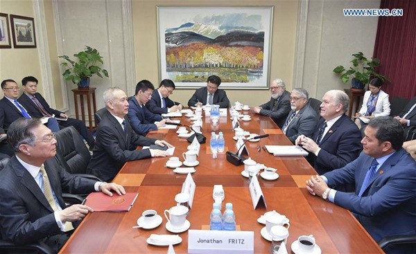 Chinese Vice Premier Liu He meets with Governor of Alaska Bill Walker, Lieutenant Governor of New Mexico John Sanchez and some attendees at the fourth China-U.S. governors' forum in Beijing, capital of China, May 21, 2018. (Xinhua/Yin Bogu)