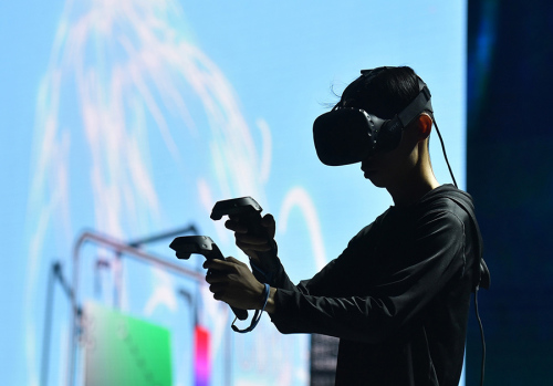 An artist shows how to make a painting using virtual reality technology at the Global Innovator Conference in Shenzhen in September 2017. (Photo/Xinhua)