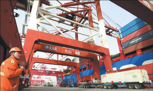 An employee oversees loading of cargo bound for the United States at Qingdao Port in Shandong Province. (Photo by Zhang Jingang/For China Daily)