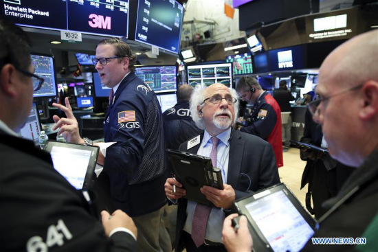 Traders work at the New York Stock Exchange in New York, the United States, on May 21, 2018. U.S. stocks closed higher on Monday. (Xinhua/Wang Ying)