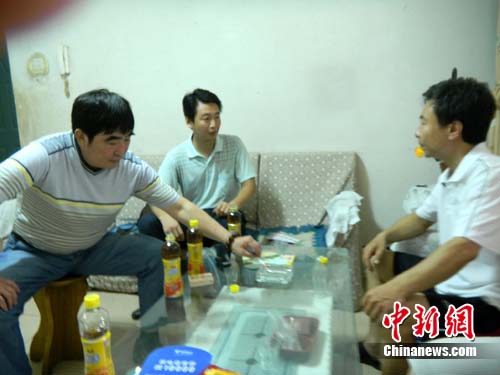 Representatives of the Hebei Gymnastics Administration (C) and Baoding Gymnastics Center (L), in talks with Zhang Shangwu's uncle (R) (Photo/CNS)