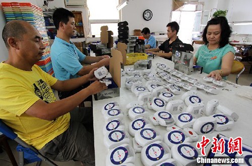 Workers are packaging wireless flashing doorbell.