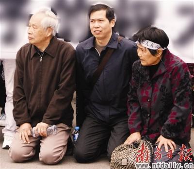 Tens of professors at Yangtze University beg the district government on their knees to remove the illegal steel mill aside the campus. (Photo: nfdaily)