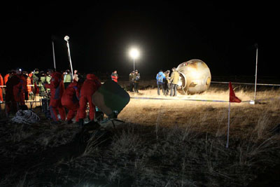 The search squad arrives on the scene of the Shenzhou-8 unmanned spacecraft landing in Siwangzi Banner, north China's Inner Mongolia Autonomous Region, November 17, 2011. [Xinhua Photo] 