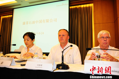 Georg Storaker, president of ConocoPhillips China, apologizes for the oil spill at a press conference in Beijing, August 24, 2011. File Photo: Li Xueshi