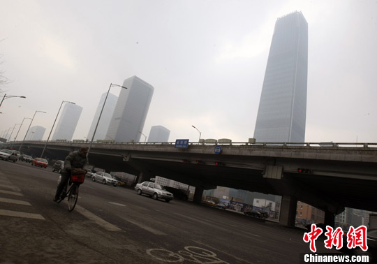 Smog appears in CBD, Beijing, January 7.