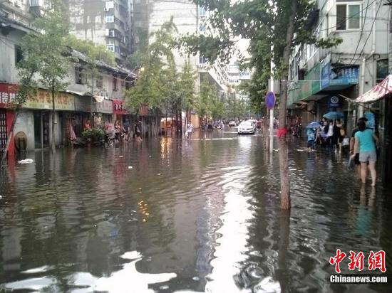 A rainstorm on the afternoon of June 8 causes flooding on Zhangjiang Road, Nanchang City, Jiangxi Province. The maximum depth was over half a meter.