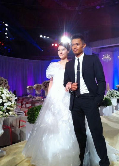 Lin Dan and Xie Xingfang at Sunday's wedding ceremony. [Chinanews.com]