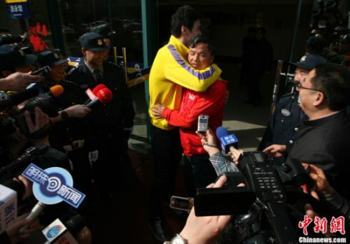 Sun embraced his coach at the request of reporters.